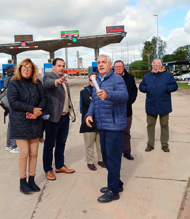 La Delegación uruguaya visitó el Puente San Martín y el laboratorio del Comité Científico
