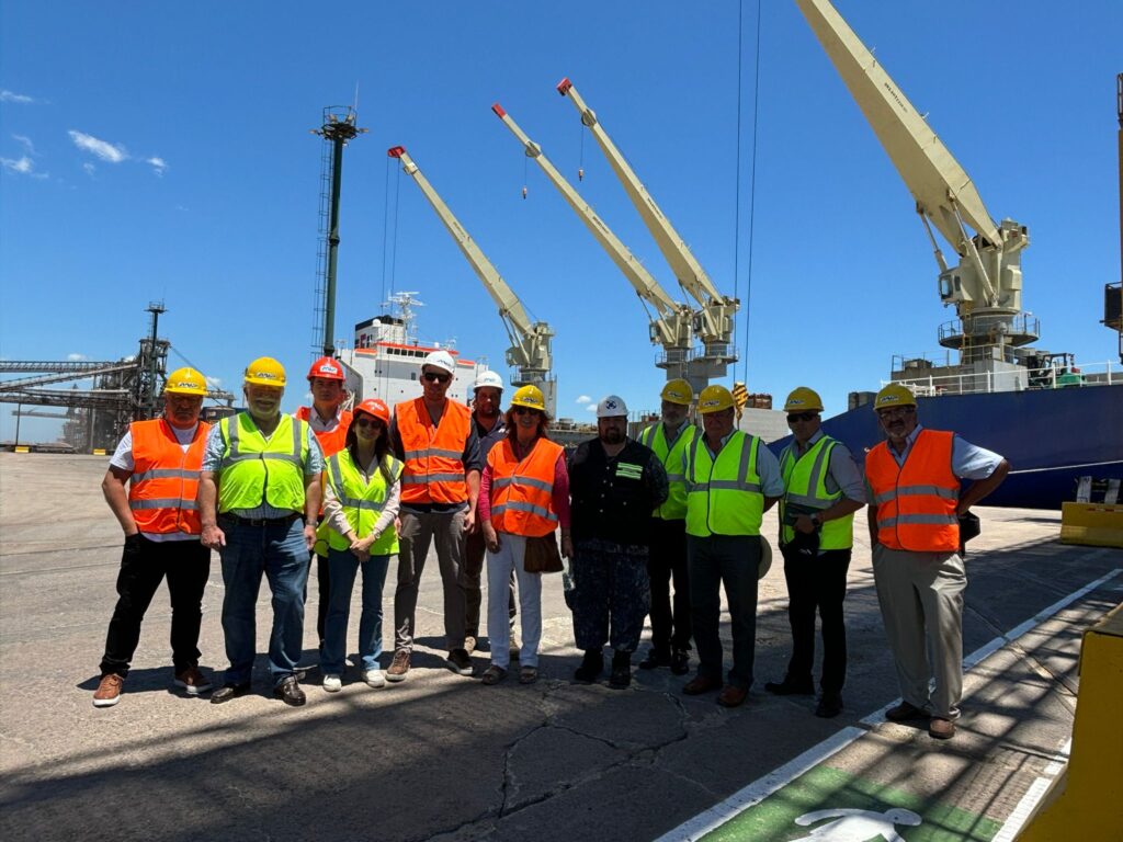 La Presidenta y los Delegados Uruguayos ante la Comisión Administradora del Río Uruguay (CARU) realizaron una visita institucional al Puerto de Nueva Palmira
